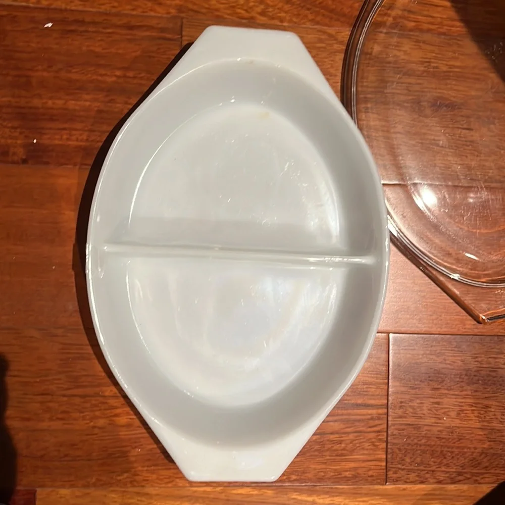 Mid-Century Vintage Pyrex Town & Country Divided Casserole Dish w/ Lid - Picture 11 of 16